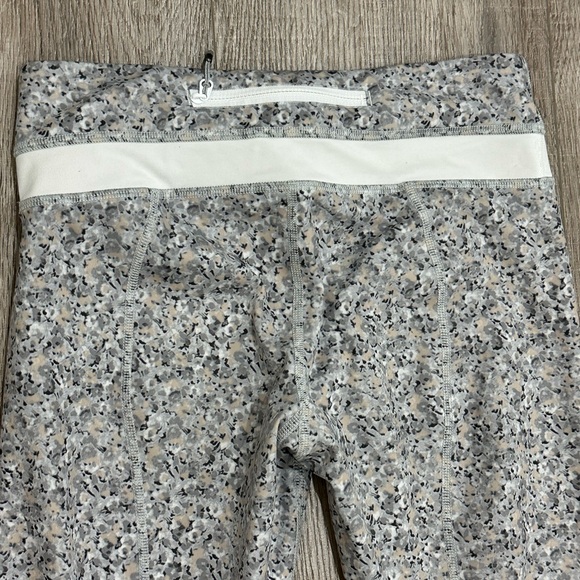 Lululemon Run: Inspire Crop II All Luxtreme 4 Petite Fleur Silver Spoon White - Picture 7 of 10